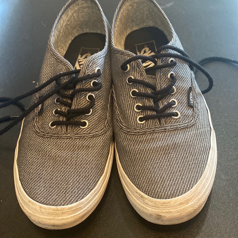 Womens / Mens Vans classic black and white with black laces. Women’s 8.5 / Men 7